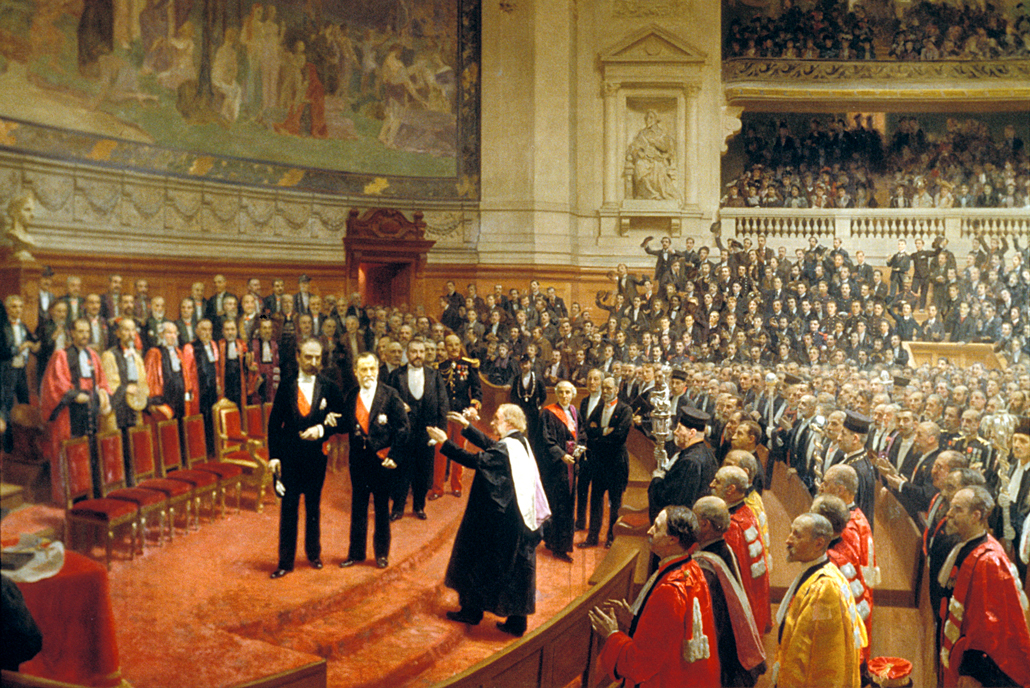 This painting depicts French President Sadi Carnot helping Louis Pasteur walk across the stage during a ceremony held at the Sorbonne in Paris in honor of Pasteur’s 70th birthday