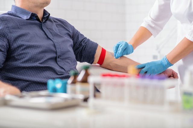 infirmière désinfectant le bras masculin avant le sang
