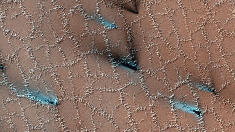 Frozen ice on the ground left polygonal patterns on the Martian surface. 