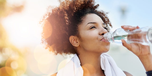 Rester bien hydraté était également associé à une meilleure santé, à moins de maladies chroniques et à une vie plus longue, selon une nouvelle étude. 