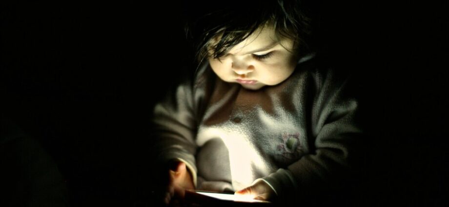 El tiempo frente a las pantallas influye en el desarrollo de los bebés, según un estudio